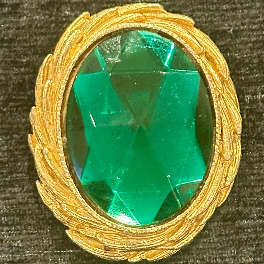 SPHINX Faceted Emerald Green Glass Brooch Filigree Vintage Estate Jewelry